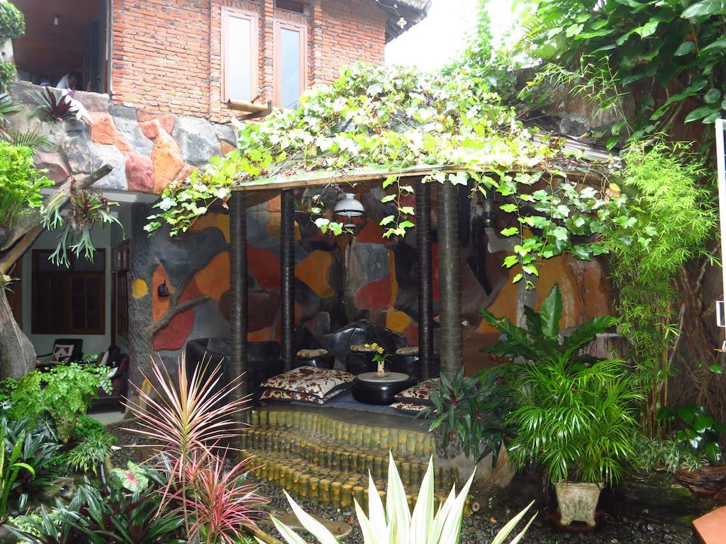 Enny'S Guest House Malang Buitenkant foto