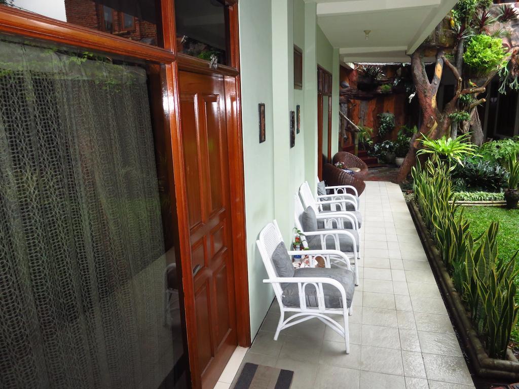 Enny'S Guest House Malang Buitenkant foto