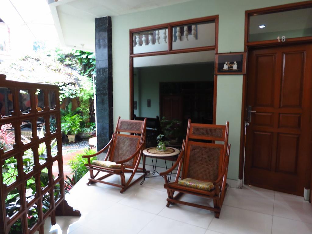 Enny'S Guest House Malang Buitenkant foto