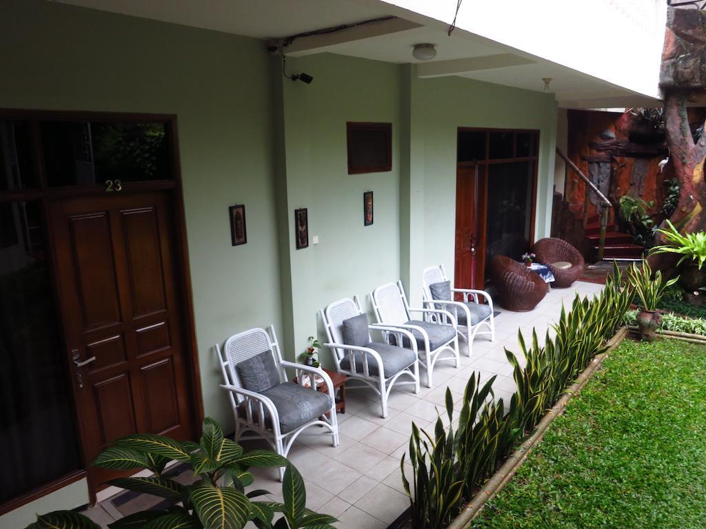 Enny'S Guest House Malang Buitenkant foto